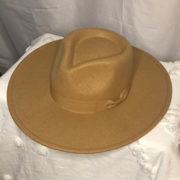 Tan colored wide brim fedora. Vegan Felt. 100% polyester. - Picture 1 of 12